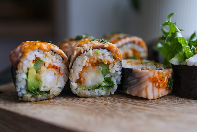 Plateau signature sushi shop — assortiment de rolls premium