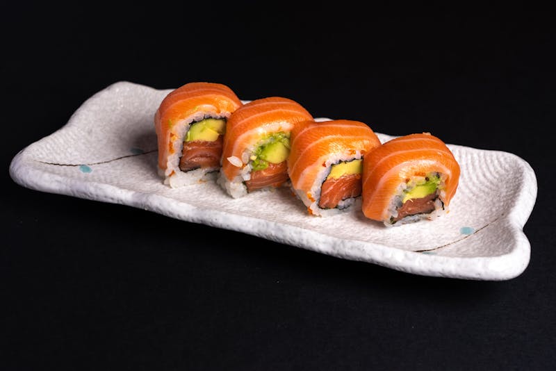 Rolls saumon avocat au sushi shop